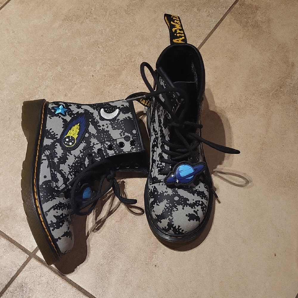 NWOT Dr Martens Boots Size 1US, 13UK